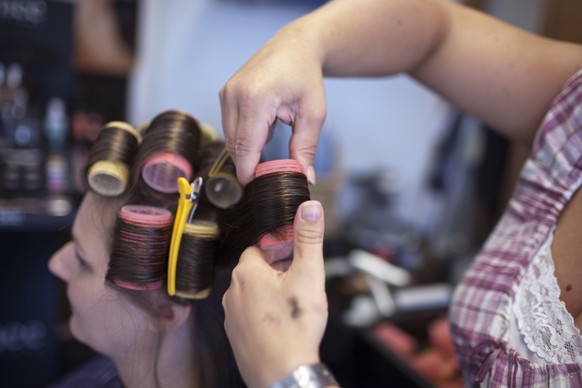 Ahead of her church wedding, Viviane I. gets her hair curled, pictured on August 22, 2009 in Bettwiesen in the canton of Thurgau, Switzerland. (KEYSTONE/Gaetan Bally)

Viviane I. laesst sich am 22. Au ...