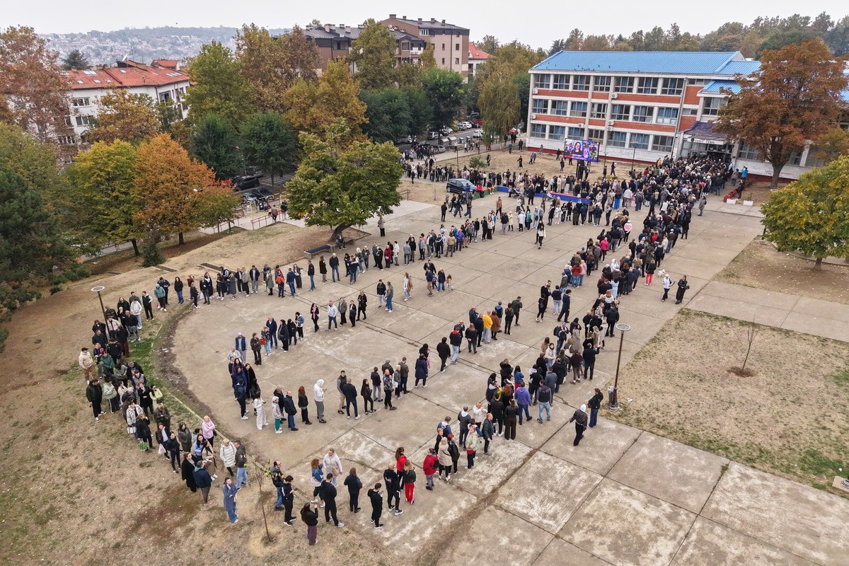People wait in lines outside a polling station to cast their votes during a parliamentary election in Belgrade, Serbia, Sunday, Oct. 25, 2026. (AP Photo/Armin Durgut)
APTOPIX Serbia Election