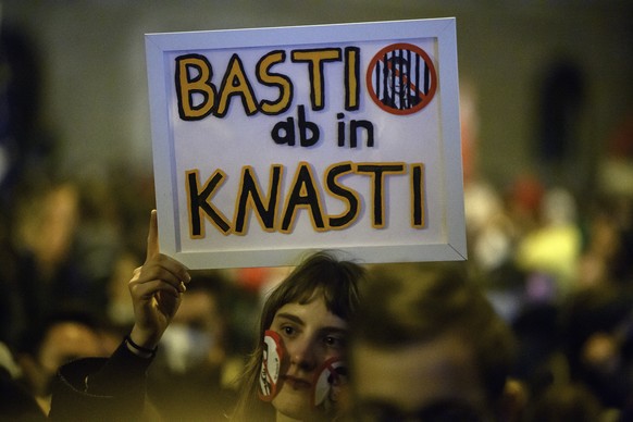 epaselect epa09511785 A participant displays a banner reading &#039;Basti to prison&#039; during a demonstration against Austrian Chancellor Sebastian Kurz in front of the headquarters of the Austrian ...