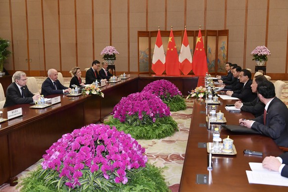 epa07533286 Swiss Federal President Ueli Maurer (2-L) attends a meeting with Chinese Premier Li Keqiang (3-R) at the Diaoyutai State Guesthouse in Beijing, China, 28 April 2019. EPA/PARKER SONG / POOL