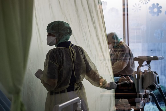 Aerzte behandeln einen Coronavirus Patienten im Kantonsspital La Carita in Locarno am Mittwoch, 11. Maerz 2020. Das La Carita Kantonsspital ist das medizinische Zentrum im Kanton Tessin zur Behandlung ...