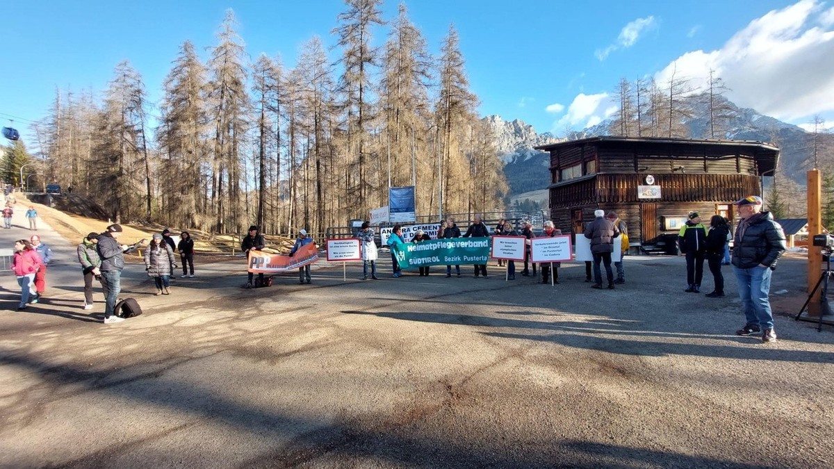 Umweltaktivisten demonstrieren gegen die Sanierung der Bobbahn.