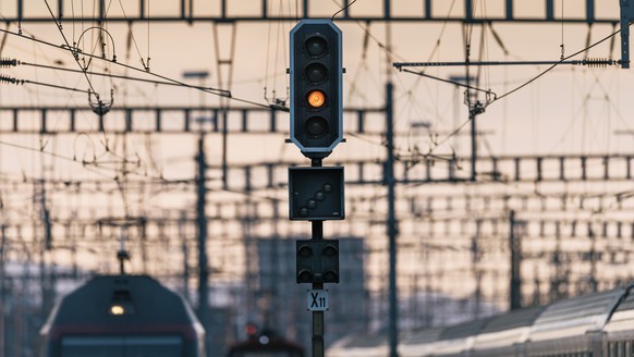 A signal, overhead lines and passenger trains by the Swiss Federal Railways at Zurich main station at dawn on March 28, 2017. (KEYSTONE/Christian Beutler) 

Ein Signal, Fahrleitungen und Personenzuege ...