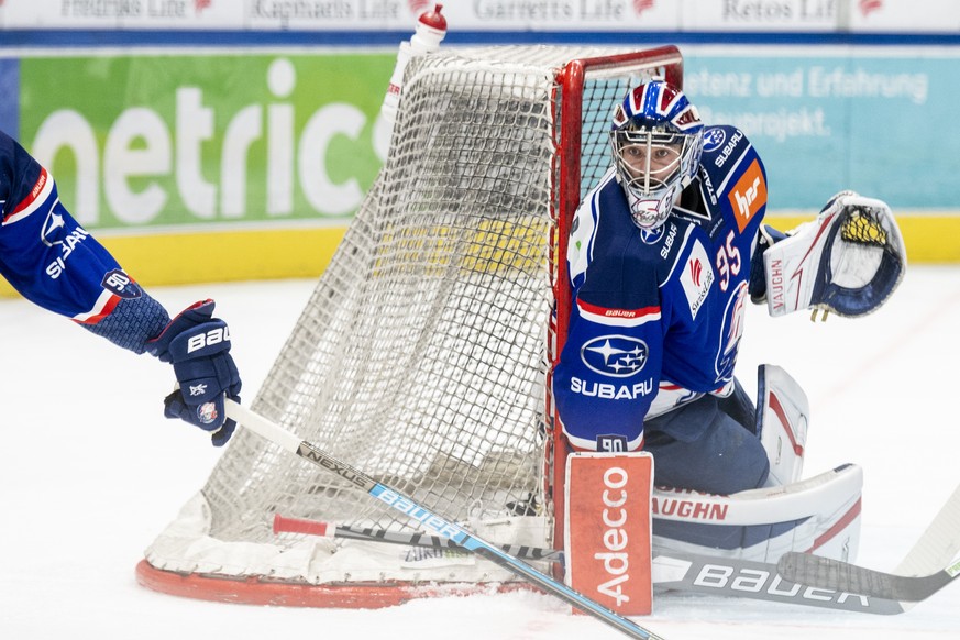 Zuerichs Torhueter Ludovic Waeber im zweiten Eishockey Playoff-Viertelfinalspiel der National League zwischen den ZSC Lions und dem Lausanne HC am Donnerstag 15. April 2021, im Zuercher Hallenstadion. ...