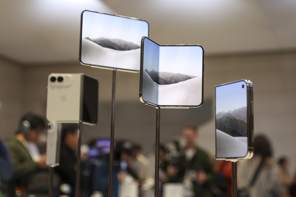 epa13325457 The iPhone Duo is displayed at Apple's Fifth Avenue store during its launch in New York, New York, USA, 23 October 2026. EPA/SARAH YENESEL