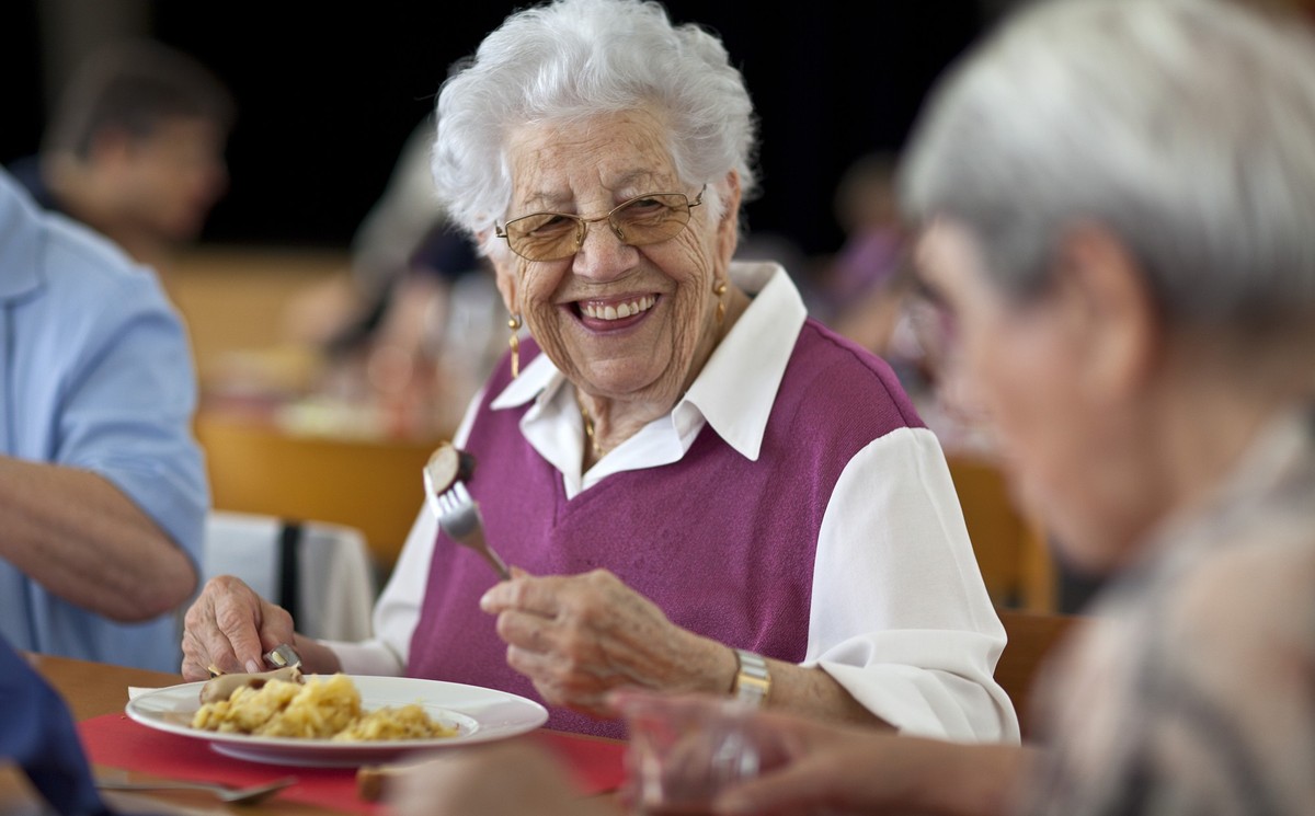 Elderly people come together for a pensioners' afternoon with lunch and card games at Saint Andreas parish in Uster in the canton of Zurich, Switzerland, pictured on June 15, 2011. (KEYSTONE/Mart ...