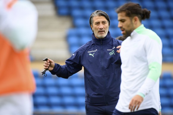 epa09506745 Switzerland&#039;s head coach Murat Yakin (L) talks with player Ricardo Rodriguez (R) during a training session for the upcoming 2022 FIFA World Cup European Qualifying Group C matches bet ...