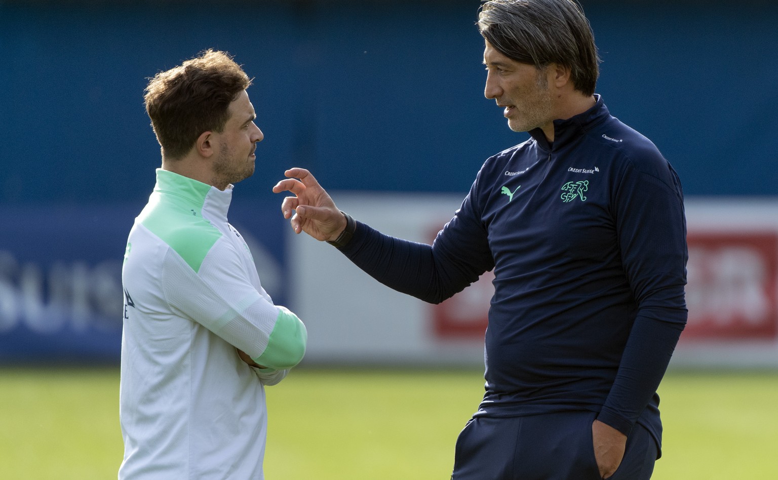 Cheftrainer Murat Yakin , rechts, spricht mit Xherdan Shaqiri, links, beim Training der Schweizer Fussballnationalmannschaft in Basel, am Montag, 30. August 2021. (KEYSTONE/Georgios Kefalas)