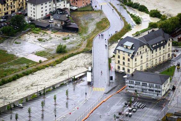 Le fleuve le Rhone, droite, et la riviere Navizence photographies en crue ce vendredi 21 juin 2024 a Chippis. Le debit du Rhone, actuellement a un niveau eleve, devrait continuer a augmenter jusqu&#03 ...