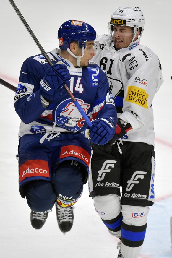 Der Zuercher Chris Baltisberger, links, gegen Lorenz Kienzle, rechts, von Fribourg beim Eishockeyspiel der National League ZSC Lions gegen den HC Fribourg Gotteron im Hallenstadion in Zuerich am Samst ...