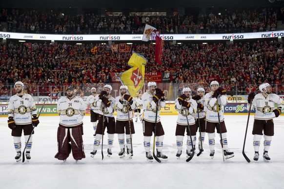 Les joueurs de genevois reagissent apres la defaite (2-3) lors du deuxieme match de la finale des play-off du Championnat de Suisse de hockey sur glace de National league entre le EHC Biel-Bienne et l ...