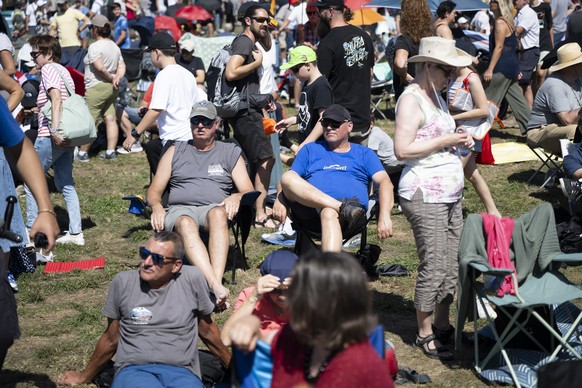 Besuchende verfolgen eine Flugshow anlaesslich vom 100-Jahr-Jubilaeum vom Flughafen St. Gallen-Altenrhein, am Samstag, 29. August 2026, in Altenrhein. (KEYSTONE/Andreas Becker)