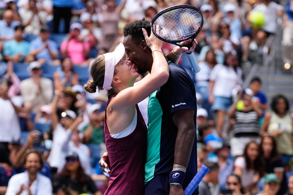 Elina Svitolina, of Ukraine, left, and Gael Monfils, of France, kiss after winning a mixed doubles match at the U.S. Open tennis championships, Tuesday, Aug. 25, 2026, in New York. (AP Photo/Yuki Iwam ...