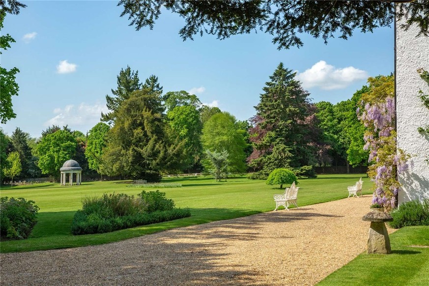 Mel B's house is for sale. 
Church Road
Little Marlow, Marlow, Buckinghamshire, SL7 3RZ
https://search.savills.com/property-detail/gbherslac210396