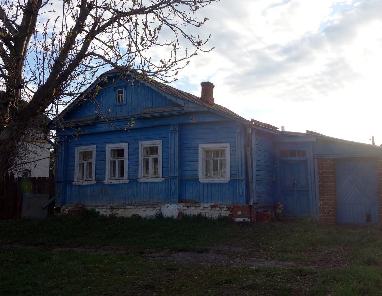 Die demografische Krise trifft die eher ältere ländliche Bevölkerung härter als die urbanen Zentren. In russischen Dörfern gibt es viele verfallene Häuser.  
