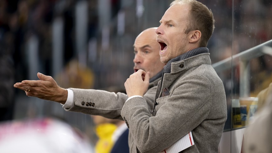 SCB Cheftrainer Johan Lundskog, vor, und SCB Assistenztrainer Christer Olsson, hinter, reagieren, beim Eishockey Meisterschaftsspiel der National League zwischen dem EHC Biel und dem SC Bern, am Diens ...