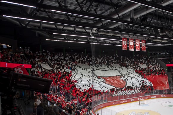 Les supporters lausannois chantent avec des banderoles, lors du match du championnat suisse de hockey sur glace de National League LNA, entre le Lausanne HC, LHC et le Geneve Servette HC, ce vendredi  ...