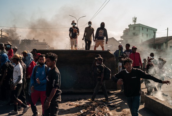 KEYPIX - epa12442715 Activists stands next to a makeshift barricade during an anti-government protest in Antananarivo, Madagascar, 09 October 2025. Andry Rajoelina, Madagascar&#039;s president, has as ...