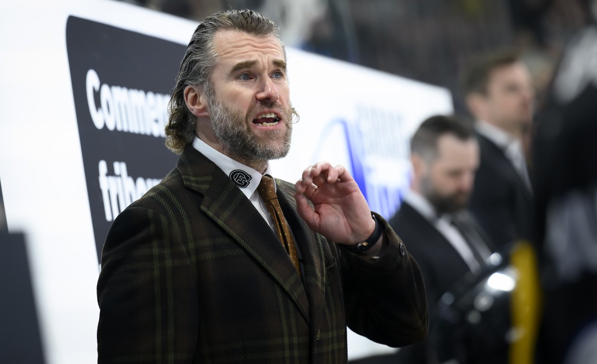 l'entraineur fribourgeois Christian Dube parle a ses joueurs, lors de la rencontre de playoff 1/4 de final acte 5 du championnat suisse de hockey sur glace de National League LNA, entre le HC Fri ...