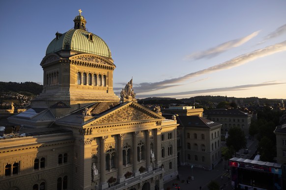 Das Bundeshaus in Bern bei Sonnenuntergang, fotografiert vom Riesenrad, das in der Fanzone der Women&#039;s Euro 2025 steht, am Dienstag, 22. Juli 2025 in Bern. (KEYSTONE/Peter Klaunzer)