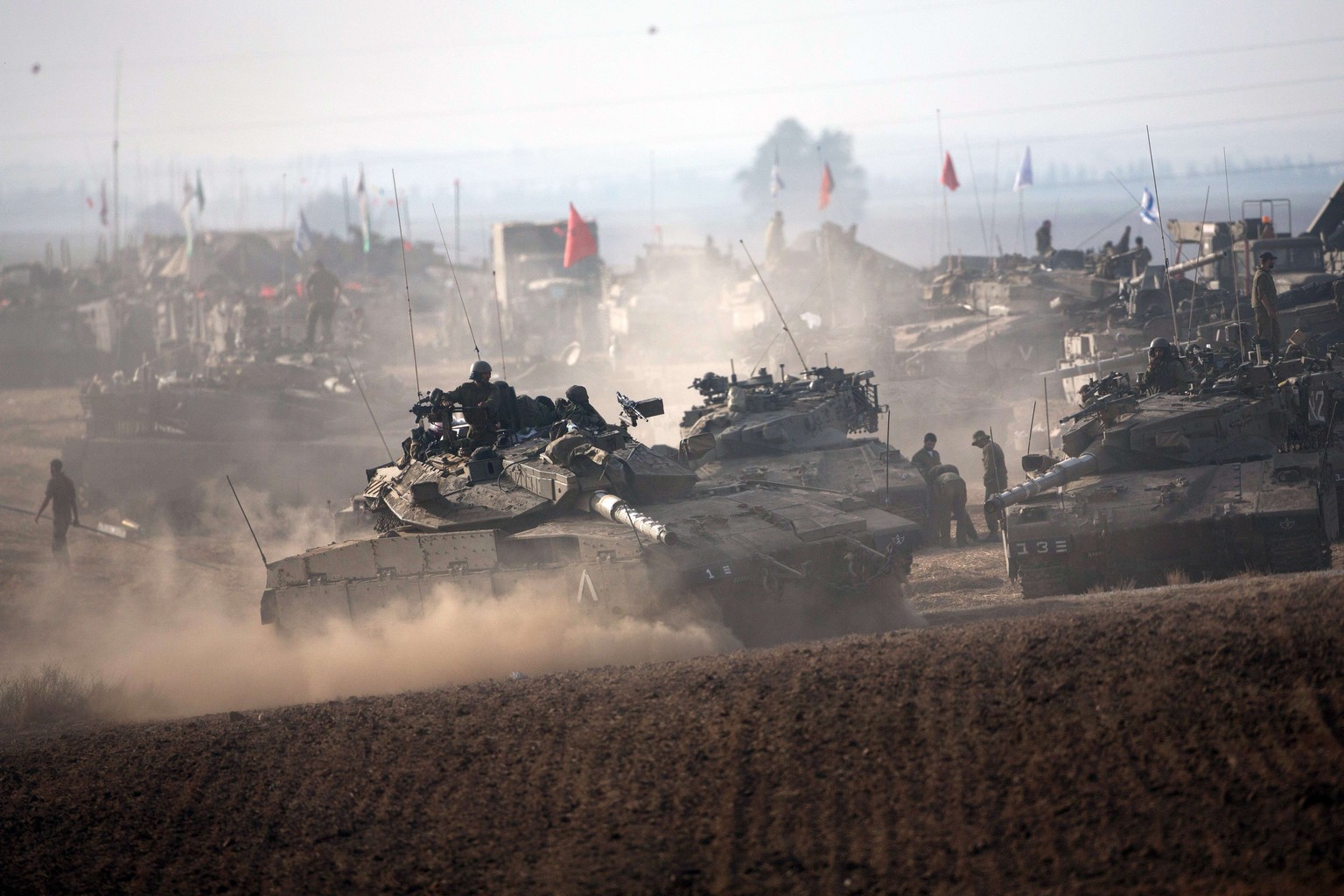 So ähnlich hat es auch schon 2009 ausgesehen: Israelische Panzer tanken in der Nähe von der Grenze zum Gaza-Streifen. Eine Bodenoffensive ist angekündigt.&nbsp;