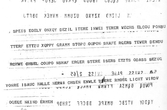 Eine abgefangene Schweizer Depesche und ihre Entschlüsselung. Das Dokument wurde ursprünglich von Bletchley Park geliefert. Es stammt aus den National Archives (Washington D.C.).