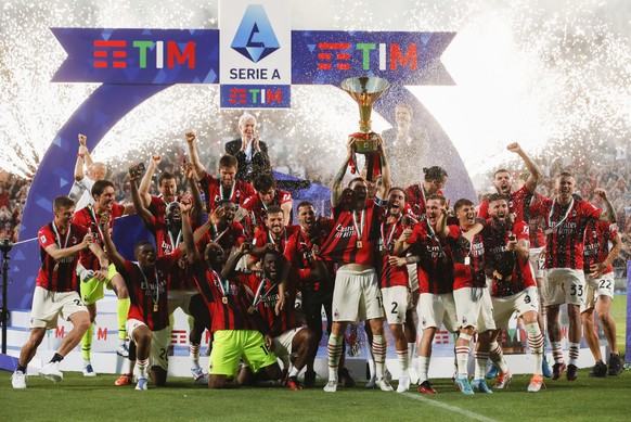 epa09967454 Milan's players jubilate with the trophy after winning the Italian Serie A championship's title after the Italian Serie A soccer match US Sassuolo vs AC Milan at Mapei Stadium in Reggio Emilia, Italy, 22 May 2022. EPA/ELISABETTA BARACCHI