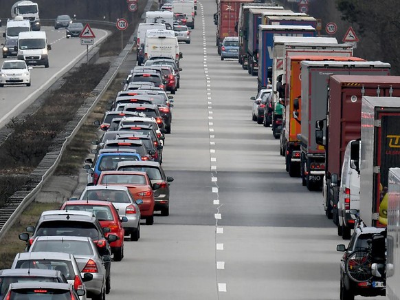 Rettungsgasse auf einer deutschen Autobahn in Niedersachsen, Deutschland: Wer in der Schweiz die Bildung einer solchen verhindert, wird ab kommendem Jahr geb