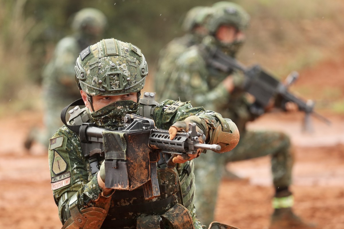 epa09848254 Taiwanese Army Special Action Forces in action during a training in Hukou Township, west of Taipei, Taiwan, 25 March 2022. Taiwan's Foreign Minister Joseph Wu stressed Taiwanese autho ...