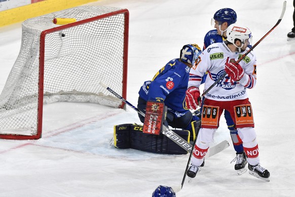 Der Puck schlaegt hinter den Davosern, Torhueter Anders Lindbaeck und Benjamin Baumgartner sowie dem Rapperwiler Corsin Casutt ein zum 1:1 Ausgleichstreffer fÃ¼r Rapperswil im dritten Eishockey-Spiel  ...