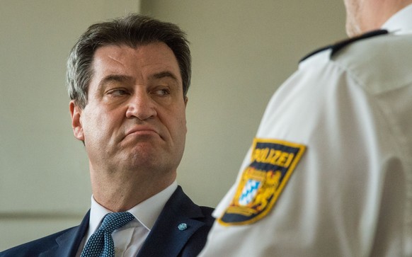 dpatopbilder - 04.04.2018, Bayern, Piding: Markus SÃ¶der (CSU), MinisterprÃ¤sident von Bayern, ist bei einem Pressetermin in der Polizeiinspektion Fahndung Traunstein neben einem Polizei-Ãrmelabzeich ...