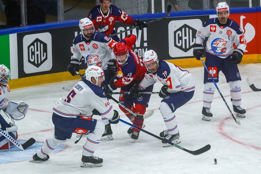 epa09443511 Players in action during the Champions Hockey League match between IFK Helsinki and ZSC Lions Zurich in Vantaa, Finland, 02 September 2021. EPA/MAURI RATILAINEN