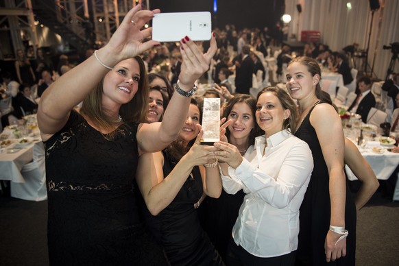 Goalie Schelling und Teamkolleginnen: Selfie mit Trophäe.