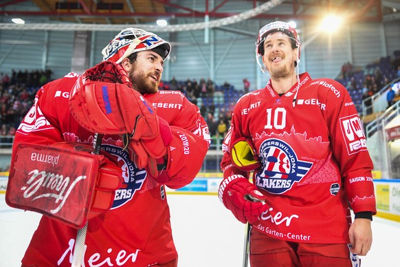 Rapperswil Goalie Melvin Nyffeler, links, und Roman Cervenka nach seinem game winning goal, im Eishockeyspiel der National League zwischen den Rapperswil-Jona Lakers und dem Lausanne HC, am Samstag, 2 ...