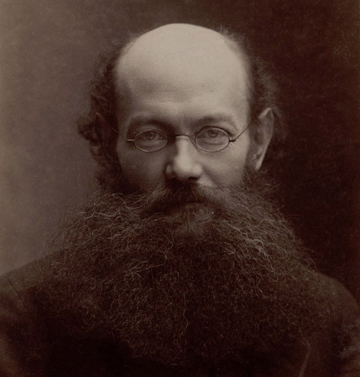 Der russische Aristokrat Peter Kropotkine verehrte die Idee eines Weltpostvereins. Trotzdem war er in der Schweiz nicht gern gesehen. Porträt, entstanden um 1880.
https://commons.wikimedia.org/wiki/Fi ...