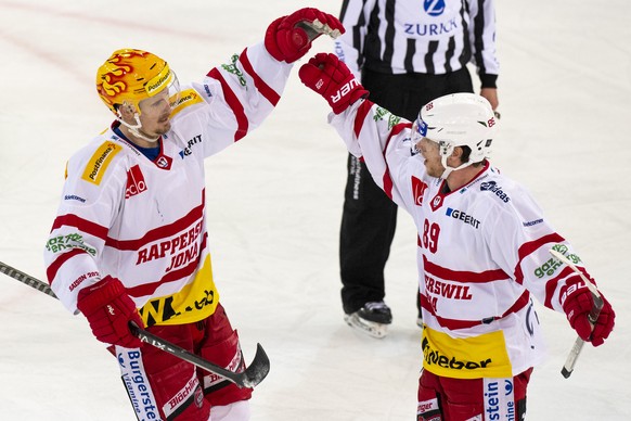 Rapperswils Topscorer Roman Cervenka, links, und Toraschuetze zum 1:2 Dominic Lammer, jubeln waehrend dem Qualifikations-Spiel der National League, zwischen den SCL Tigers und den SC Rapperswi-Jona La ...