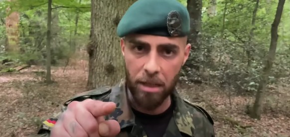 Reservist im Blickpunkt von Militärischem Abschirmdienst (MAD): In Videos im Kanal von Attila Hildmann fordert ein Mann in Uniform dazu auf, Befehle zu verweigern und sich gegen die Regierung zusammenzuschliessen.