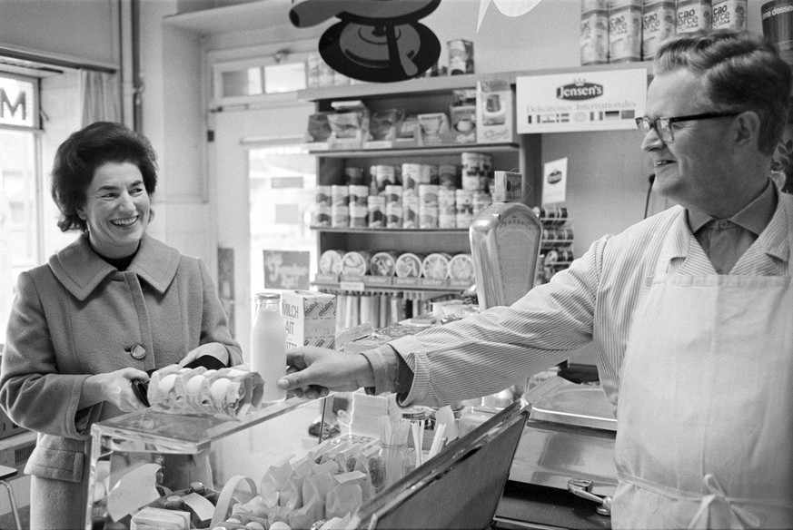 Ruth Geiser-Im Obersteg nach ihrer Wahl im November 1970 in den Gemeinderat der Stadt Bern beim Einkaufen in einem Milchgeschaeft. Die SVP-Politikerin wurde als erste Frau in die Berner Stadtregierung ...