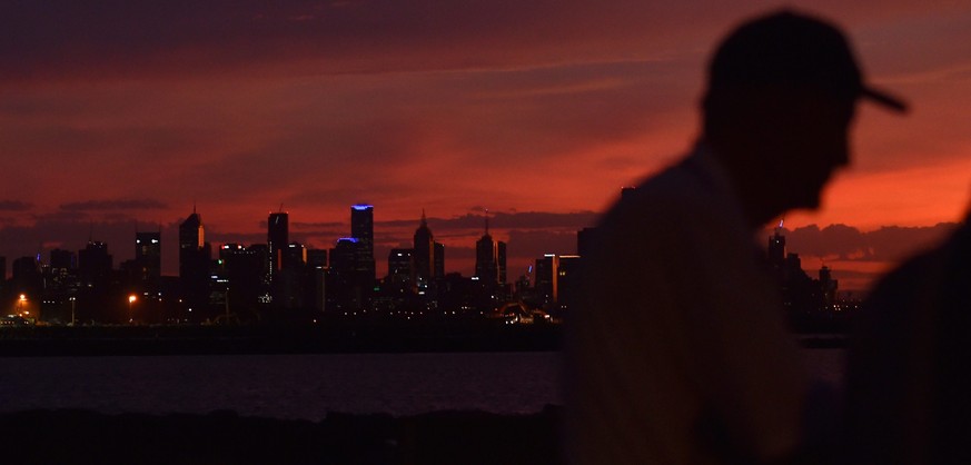 epa05201908 The sun rises over the Melbourne CBD in Melbourne, Australia, 09 March 2016. Melburnians have tossed and turned through the city&#039;s hottest March night since records began, as temperat ...