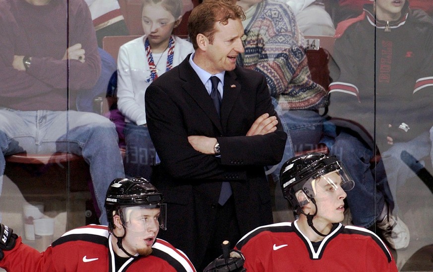 Qualifikationsspiel zwischen der Schweiz und Weissrussland am Mittwochnachmittag den 13.Februar 2002 in Salt Lake City.Die Schweizer Trainerbank mit einem nervoesen Ralph Krueger,zusammen mit Martin H ...