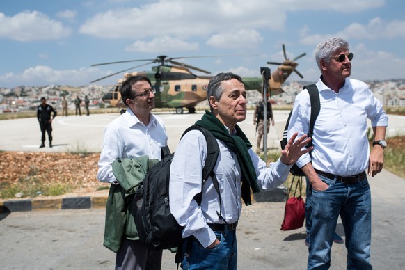 Swiss Federal Councillor Ignazio Cassis, center, on the way towards the UNESCO World Heritage Centre Petra in Amman, Jordan, on Monday, May 14, 2018. Cassis is on a three day visit to Jordan. (KEYSTON ...