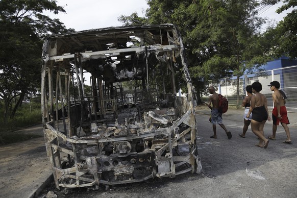 A burned bus sits idle in the street the day after it and other vehicles, as well as a train and bus stations, were set fire in Rio de Janeiro, Brazil, Tuesday, Oct. 24, 2023. (AP Photo/Bruna Prado)