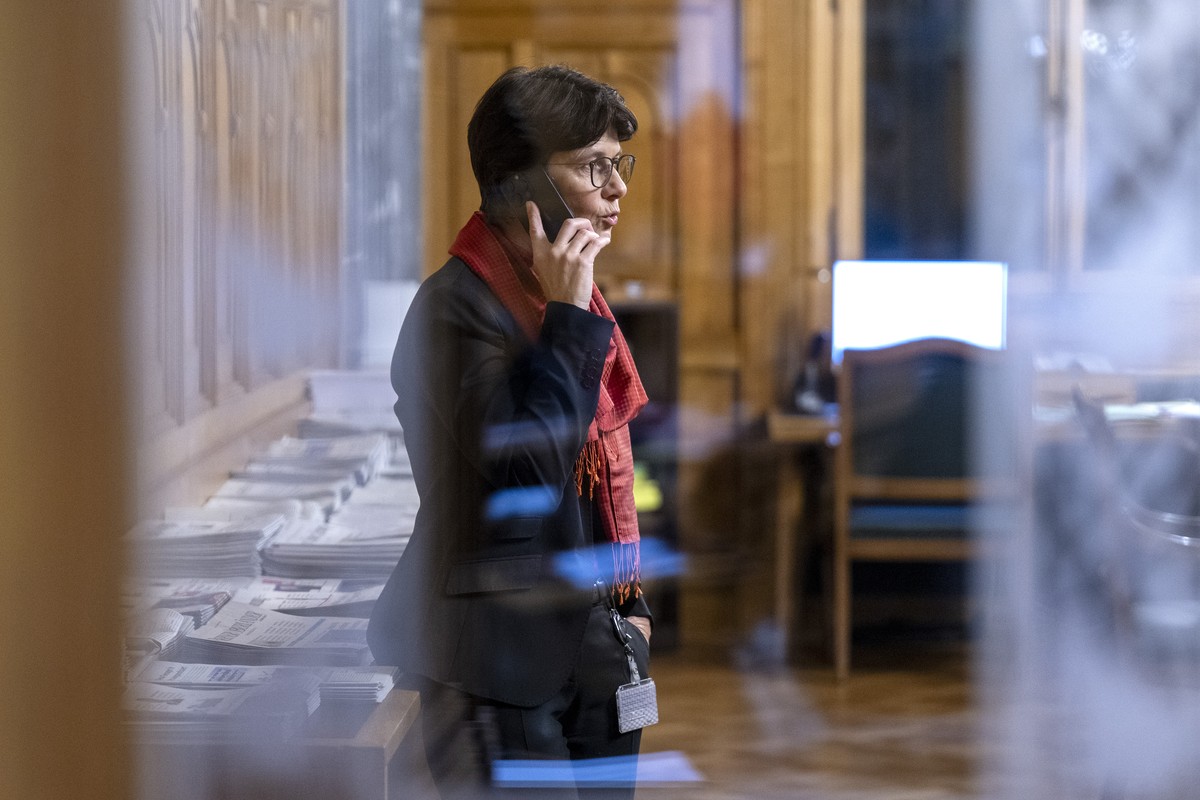 Nationalraetin Ursula Zybach, SP-BE, telefoniert im Vorzimmer an der Wintersession der Eidgenoessischen Raete, am Montag, 18. Dezember 2023, in Bern. (KEYSTONE/Peter Schneider)