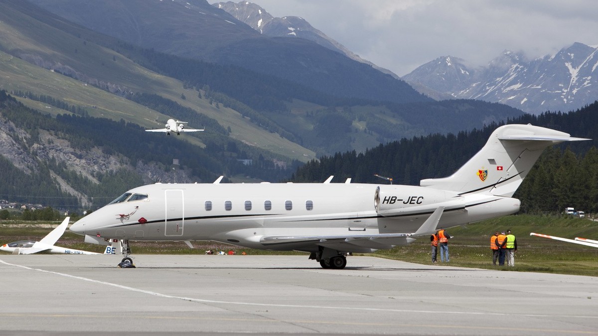 Ein Privatjet steht am Mittwoch, 24. Juni 2009, auf dem Flugplatz Samedan im Oberengadin derweil im Hintergrund ein Privatjet abhebt. (KEYSTONE/Arno Balzarini)