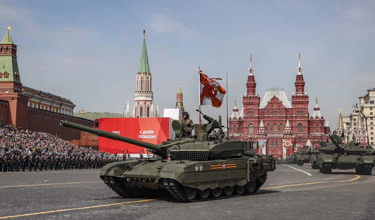 epa09931252 Russian T-90M and T-14 Armata tanks take part in the Victory Day military parade general rehearsal in the Red Square in Moscow, Russia, 07 May 2022. The Victory Day military parade will ta ...