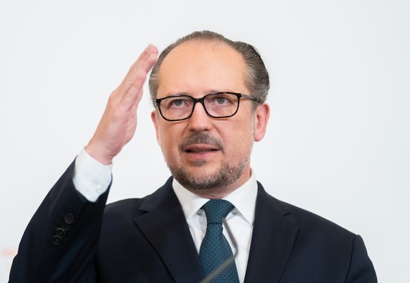 ABD0058_20211114 - WIEN - ﾖSTERREICH: Bundeskanzler Alexander Schallenberg (ﾖVP) am Sonntag, 14. November 2021, im Rahmen einer PK nach einem Corona-Krisengipfel mit Regierung und per Video zugeschalt ...
