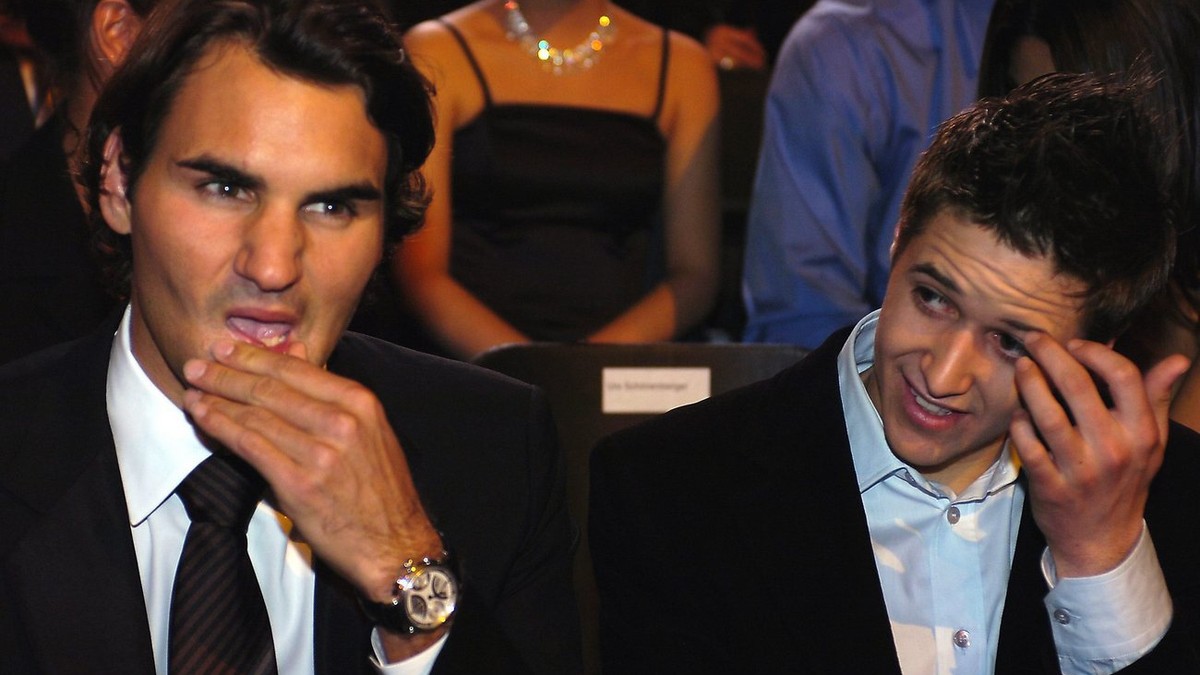 Tennisspieler Roger Federer und Motorradfahrer Thomas 'Tom' Luethi, von links, fiebern vor den Sports Awards 2005 Auszeichnungen am Samstag, 17. Dezember 2005 in Bern der Entscheidung entgeg ...