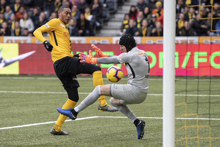 YBs Guillaume Hoarau, links, trifft gegen Thuns Torhueter Guillaume Faivre zum 2:0 im Fussball Meisterschaftsspiel der Super League zwischen den Berner Young Boys und dem FC Thun, am Sonntag, 7. April ...