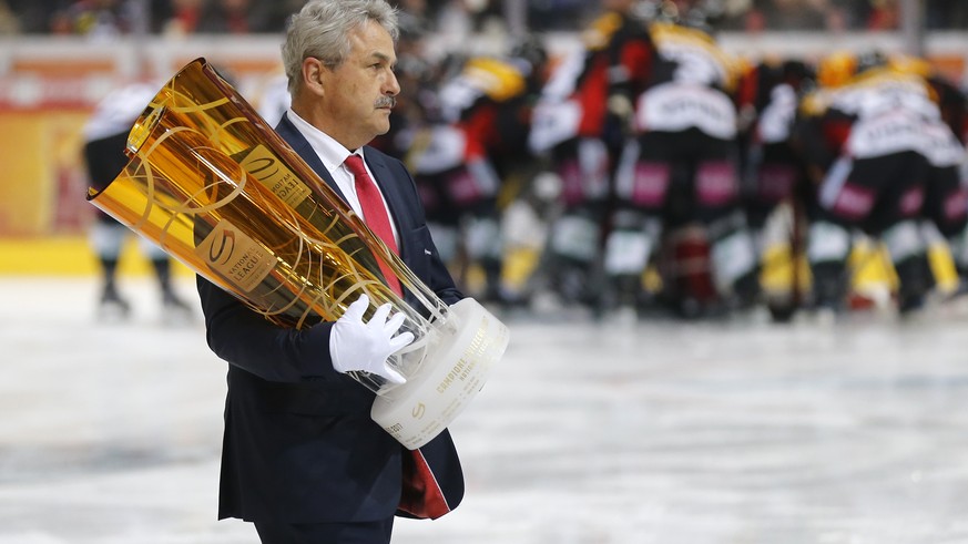 Willi Voegtlin, Chef Spielplan Swiss Ice Hockey, traegt den Meisterpokal vom Eis, vor dem ersten Eishockey Playoff-Finalspiel der National League A zwischen dem SC Bern und dem EV Zug, am Donnerstag,  ...