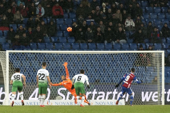 Basels Ricky van Wolfswinkel, rechts, verschiesst einen Elfmeter im Fussball Meisterschaftsspiel der Super League zwischen dem FC Basel 1893 und dem FC St. Gallen im Stadion St. Jakob-Park in Basel, a ...